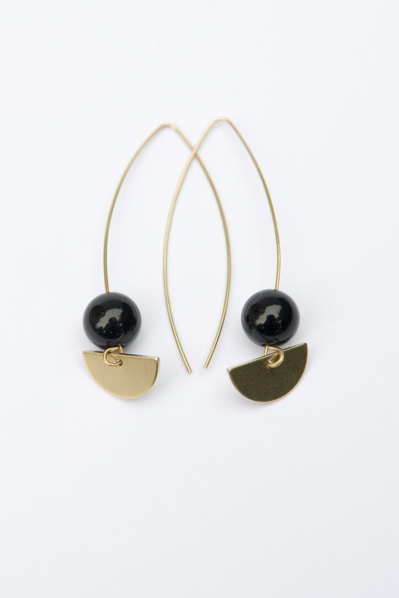 Long brass earrings with onyx stone